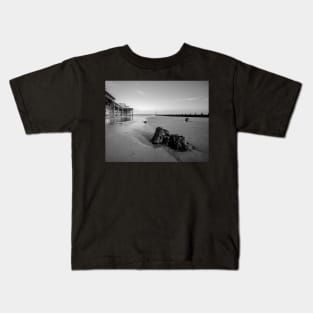 Pier and rocks on Cromer beach, Norfolk Kids T-Shirt